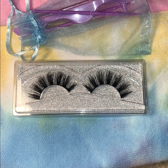 💜False strip eyelashes (HBIC💅🏾) - Picture 3 of 4